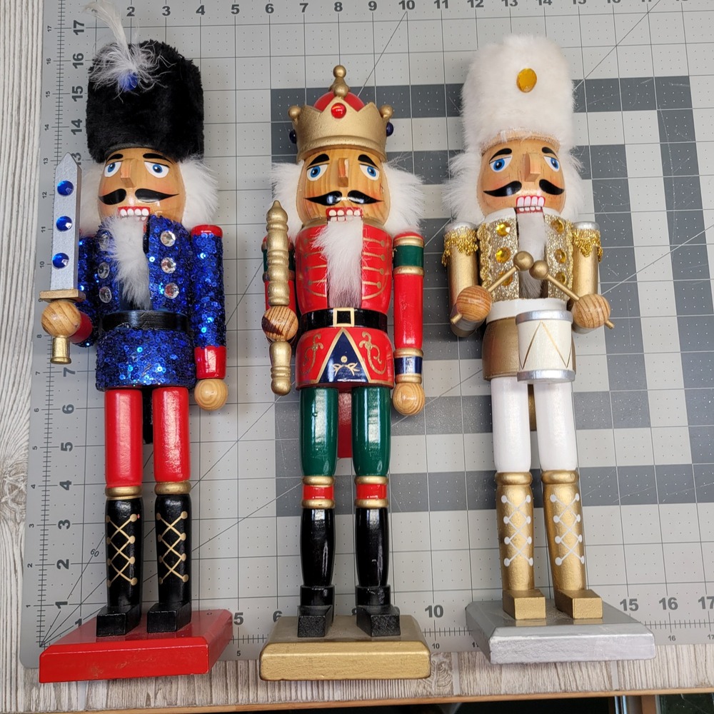 3 Nutcracker Figurines Wood Christmas Decor King Soldier Drummer - Picture 15 of 15